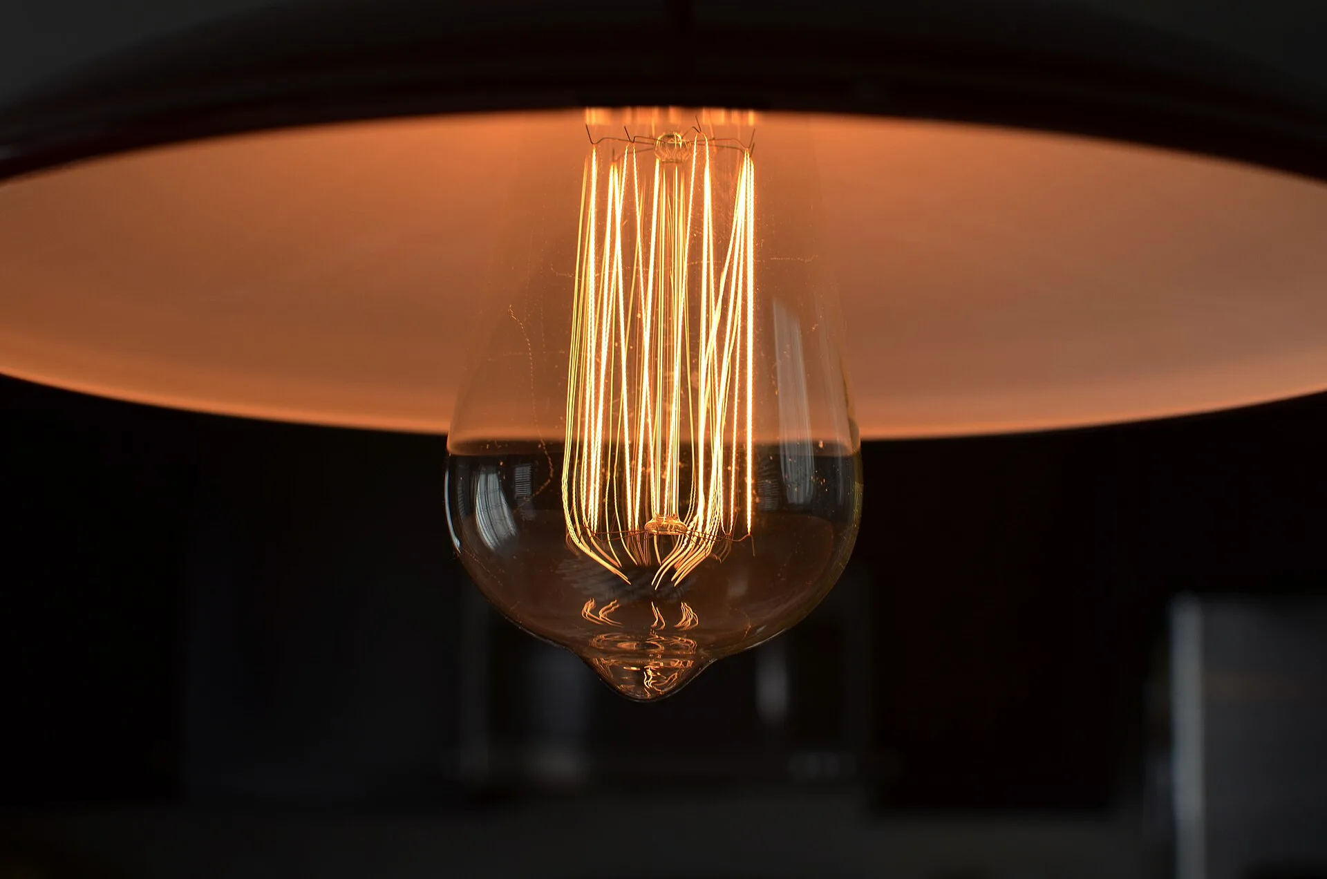 Filament d'une ampoule allumée (photo d'illustration)