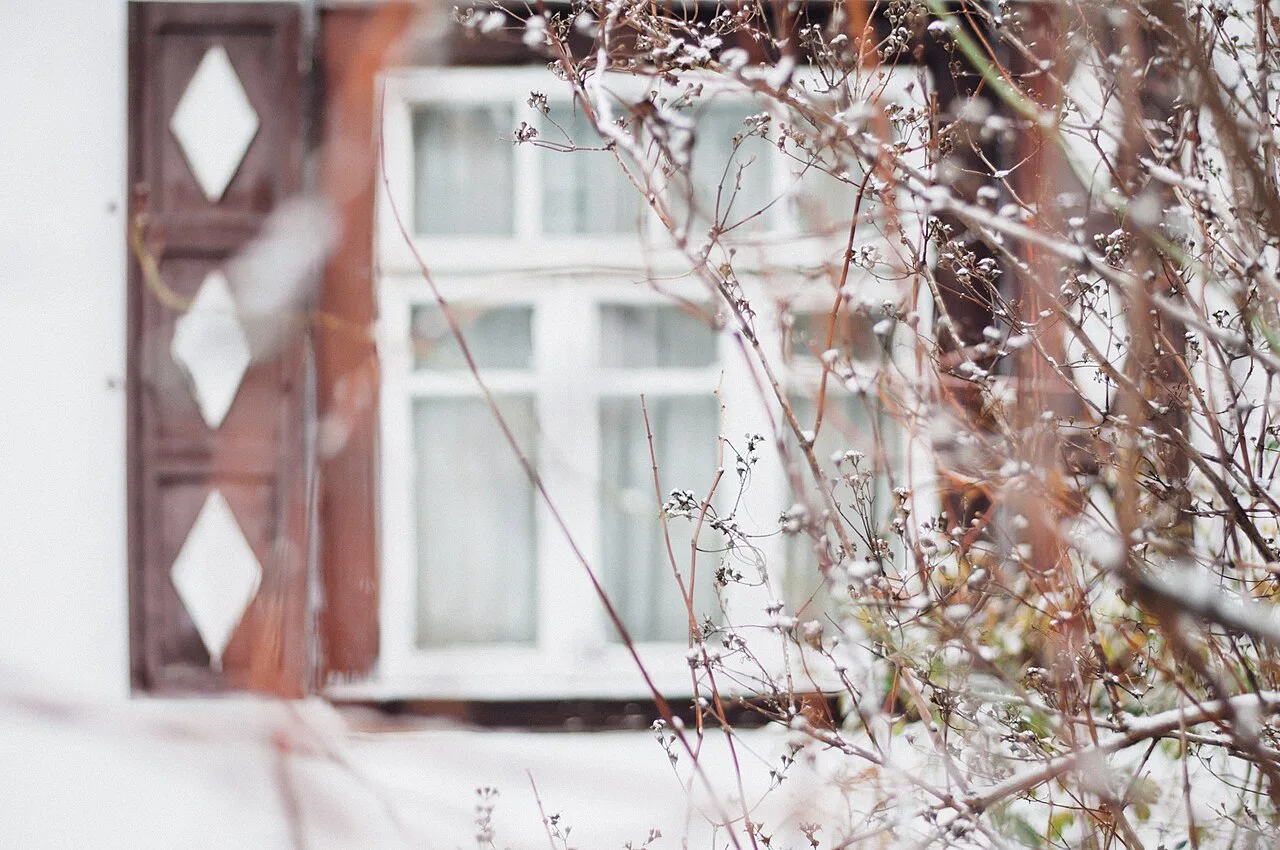 Fenêtre d'une maison en hiver (photo d'illustration)